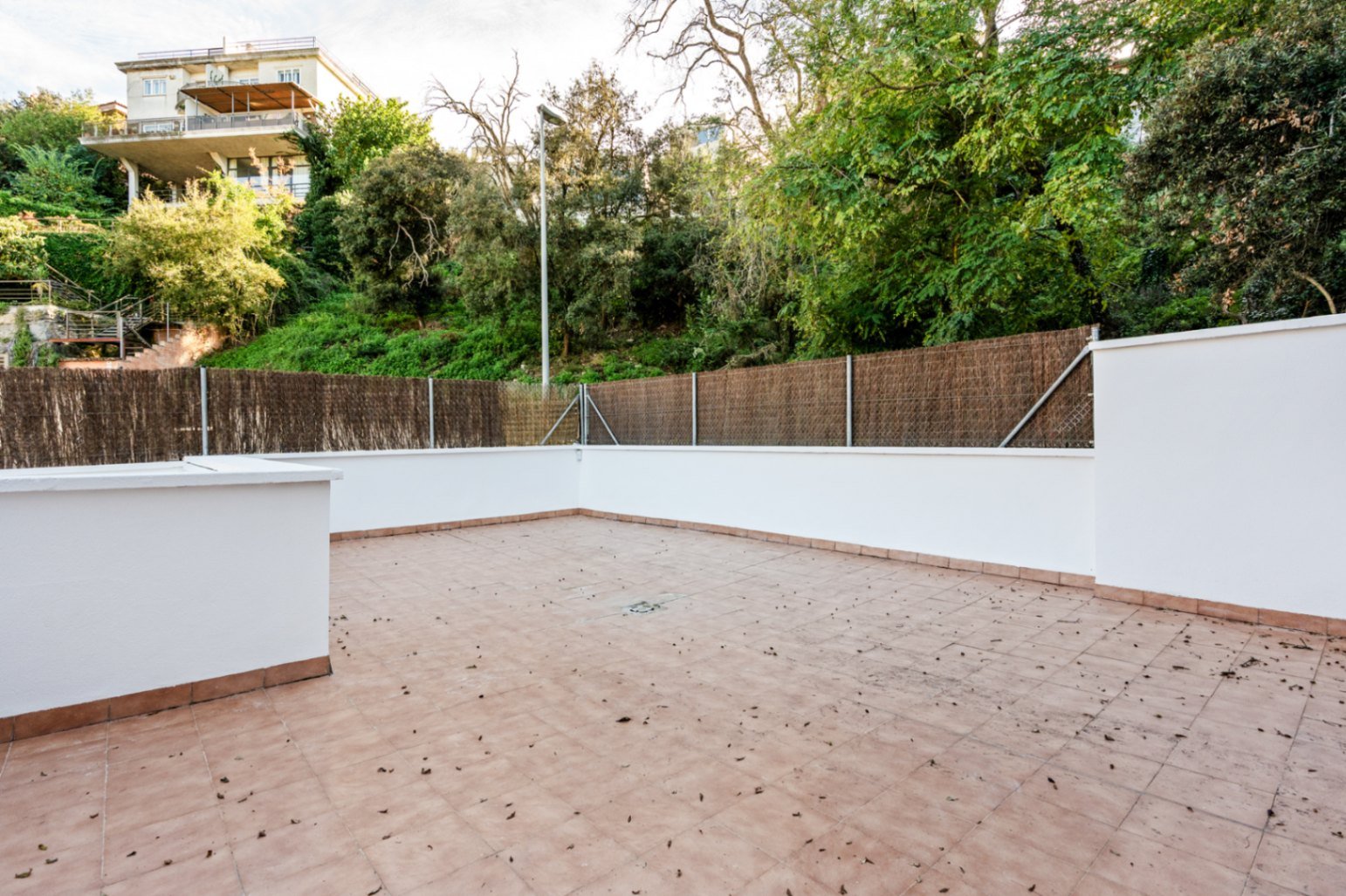 Villa Heidi ist eine charmante und moderne Residenz, die sich in Vallvidrera, einem der grünsten und ruhigsten Viertel Barcelonas, befindet. Vallvidre