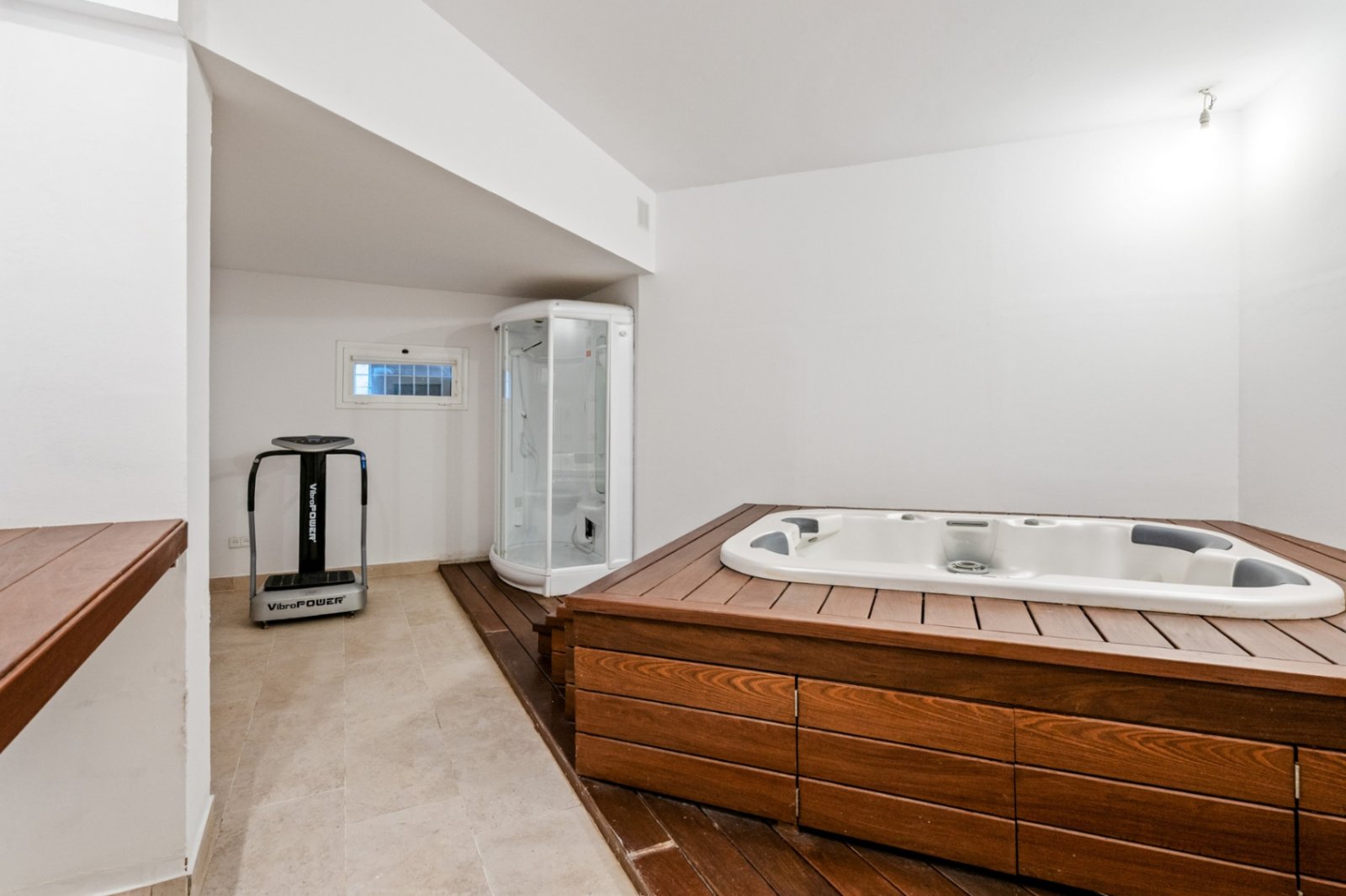 Villa Heidi ist eine charmante und moderne Residenz, die sich in Vallvidrera, einem der grünsten und ruhigsten Viertel Barcelonas, befindet. Vallvidre