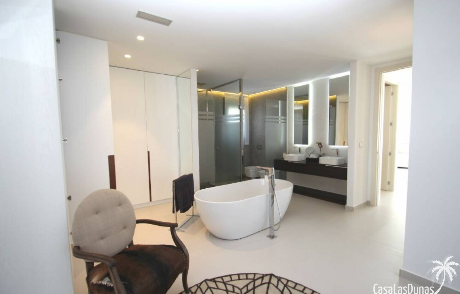 Eine Traumvilla in Traumlage! So viel Platz drinnen und draußen wird Sie überraschen. In diesem exklusiven Wohnprojekt mit großen, strandnahen Grunds