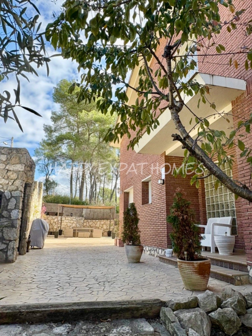 Dieses wunderschöne Zuhause in Olivella ist eine wahre Oase des Lichts, des Raumes und des Komforts – der perfekte Ort, um den mediterranen Lebensstil