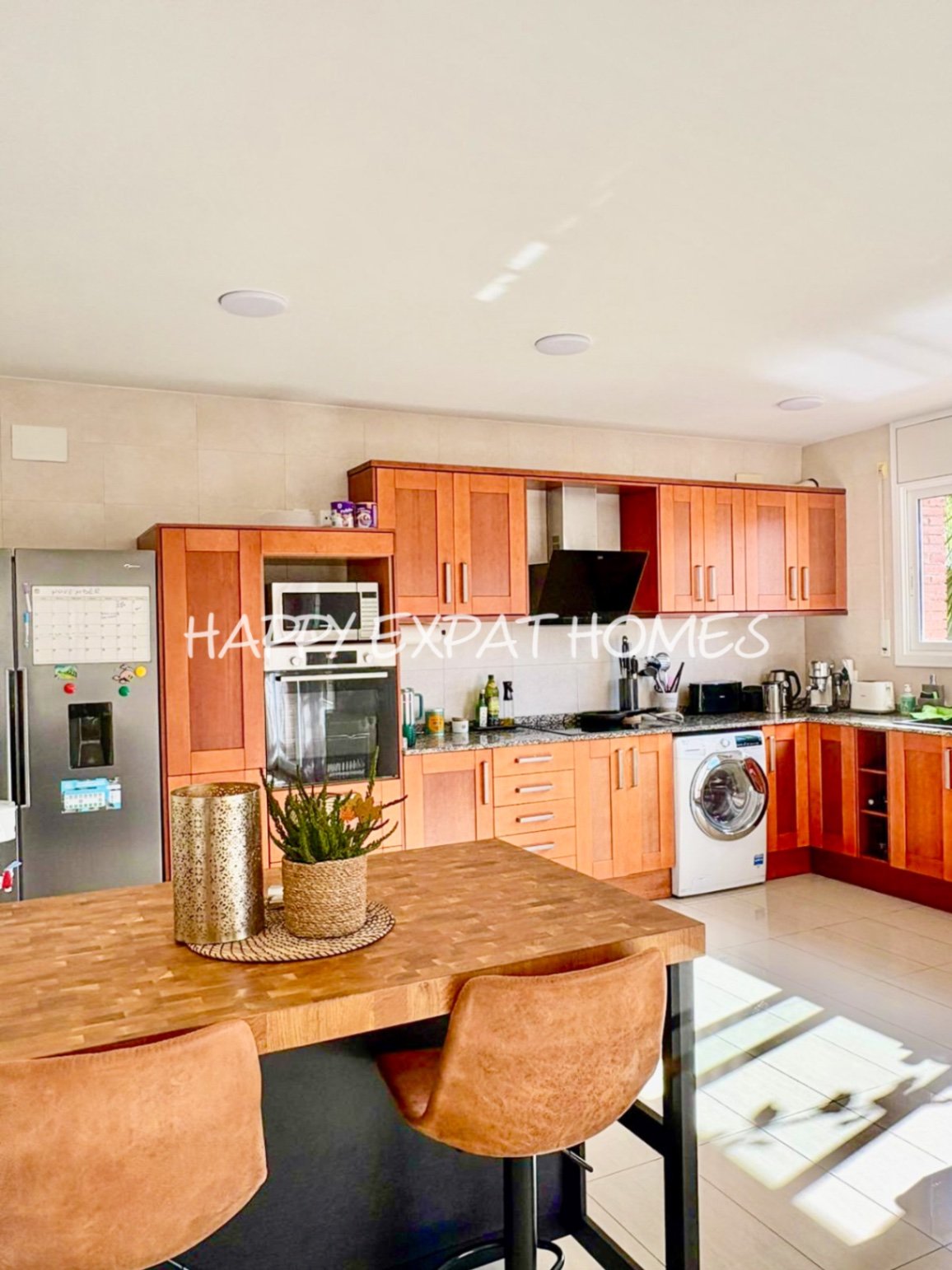 Dieses wunderschöne Zuhause in Olivella ist eine wahre Oase des Lichts, des Raumes und des Komforts – der perfekte Ort, um den mediterranen Lebensstil