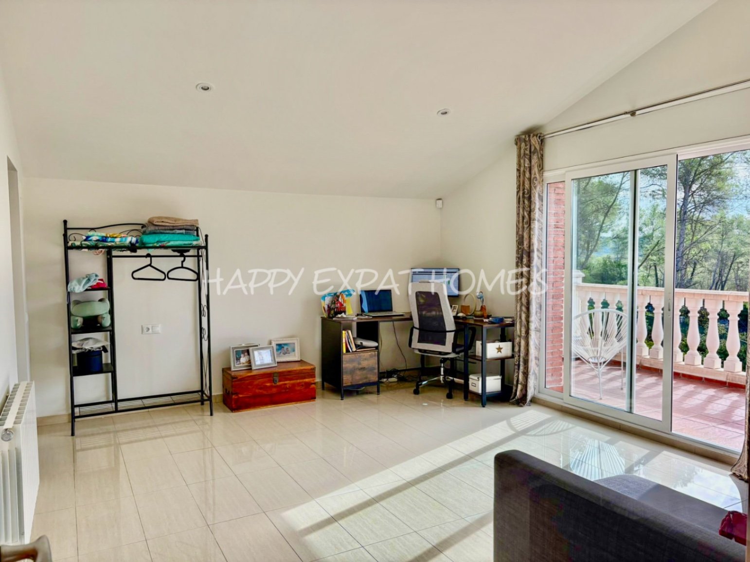 Dieses wunderschöne Zuhause in Olivella ist eine wahre Oase des Lichts, des Raumes und des Komforts – der perfekte Ort, um den mediterranen Lebensstil