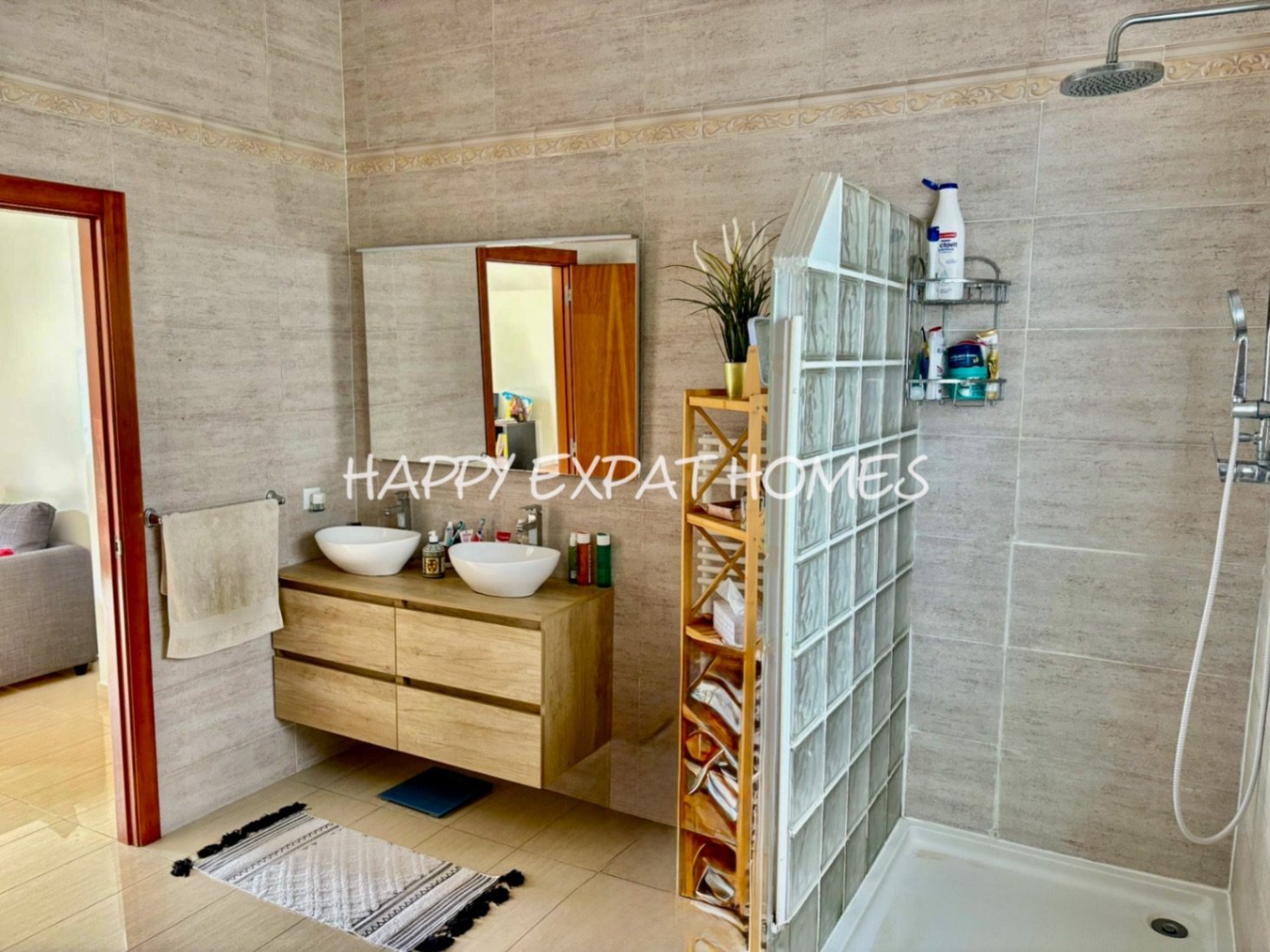 Dieses wunderschöne Zuhause in Olivella ist eine wahre Oase des Lichts, des Raumes und des Komforts – der perfekte Ort, um den mediterranen Lebensstil