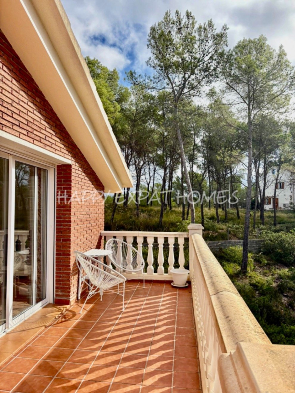 Dieses wunderschöne Zuhause in Olivella ist eine wahre Oase des Lichts, des Raumes und des Komforts – der perfekte Ort, um den mediterranen Lebensstil