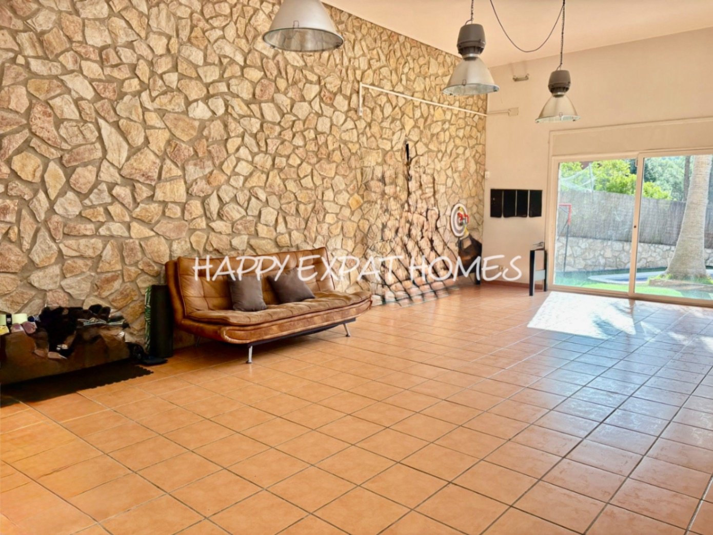 Dieses wunderschöne Zuhause in Olivella ist eine wahre Oase des Lichts, des Raumes und des Komforts – der perfekte Ort, um den mediterranen Lebensstil