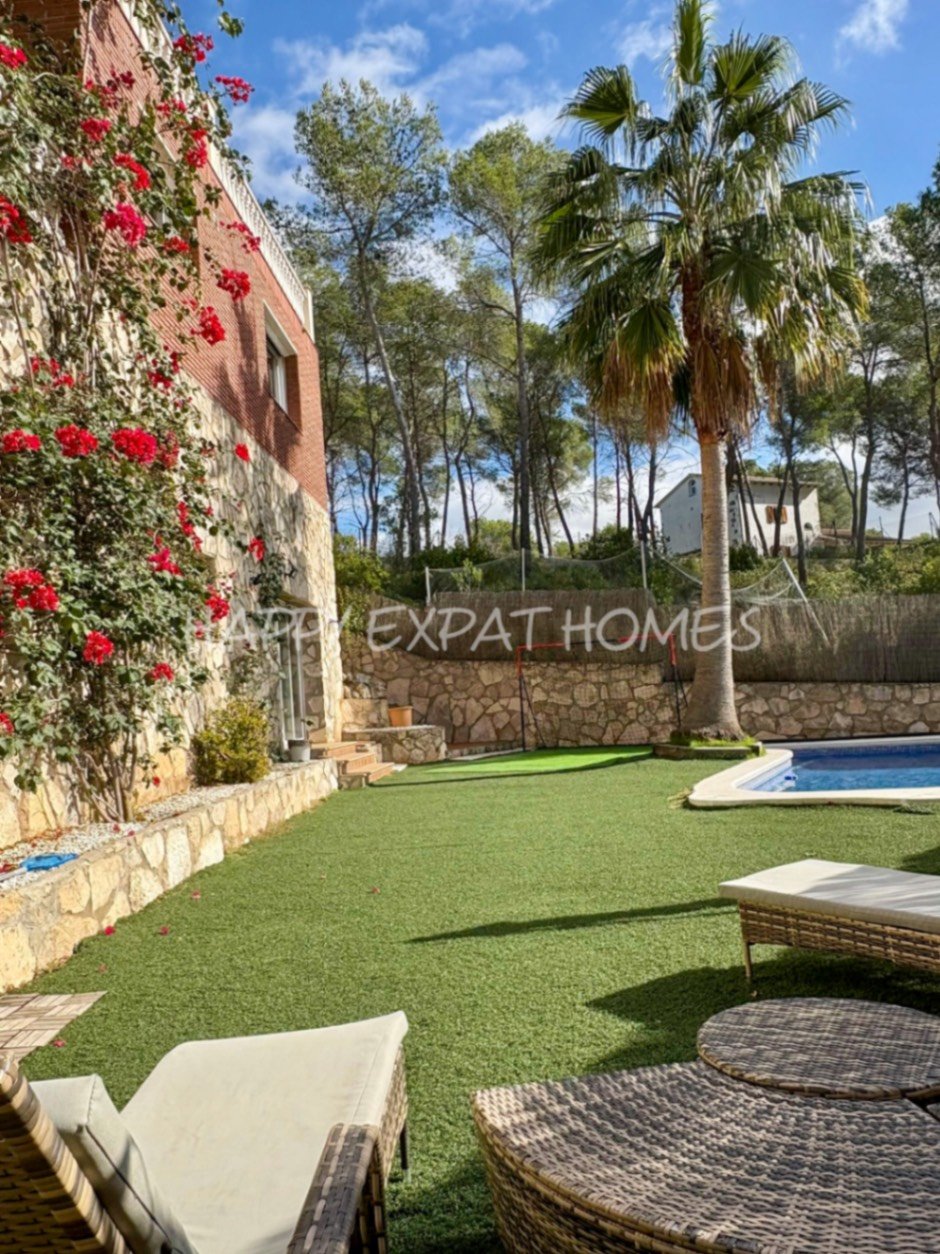 Dieses wunderschöne Zuhause in Olivella ist eine wahre Oase des Lichts, des Raumes und des Komforts – der perfekte Ort, um den mediterranen Lebensstil