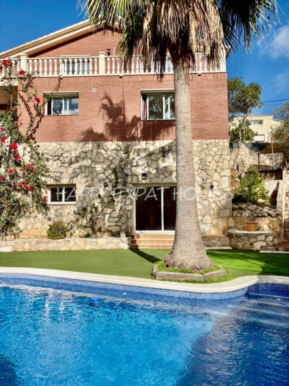 Dieses wunderschöne Zuhause in Olivella ist eine wahre Oase des Lichts, des Raumes und des Komforts – der perfekte Ort, um den mediterranen Lebensstil