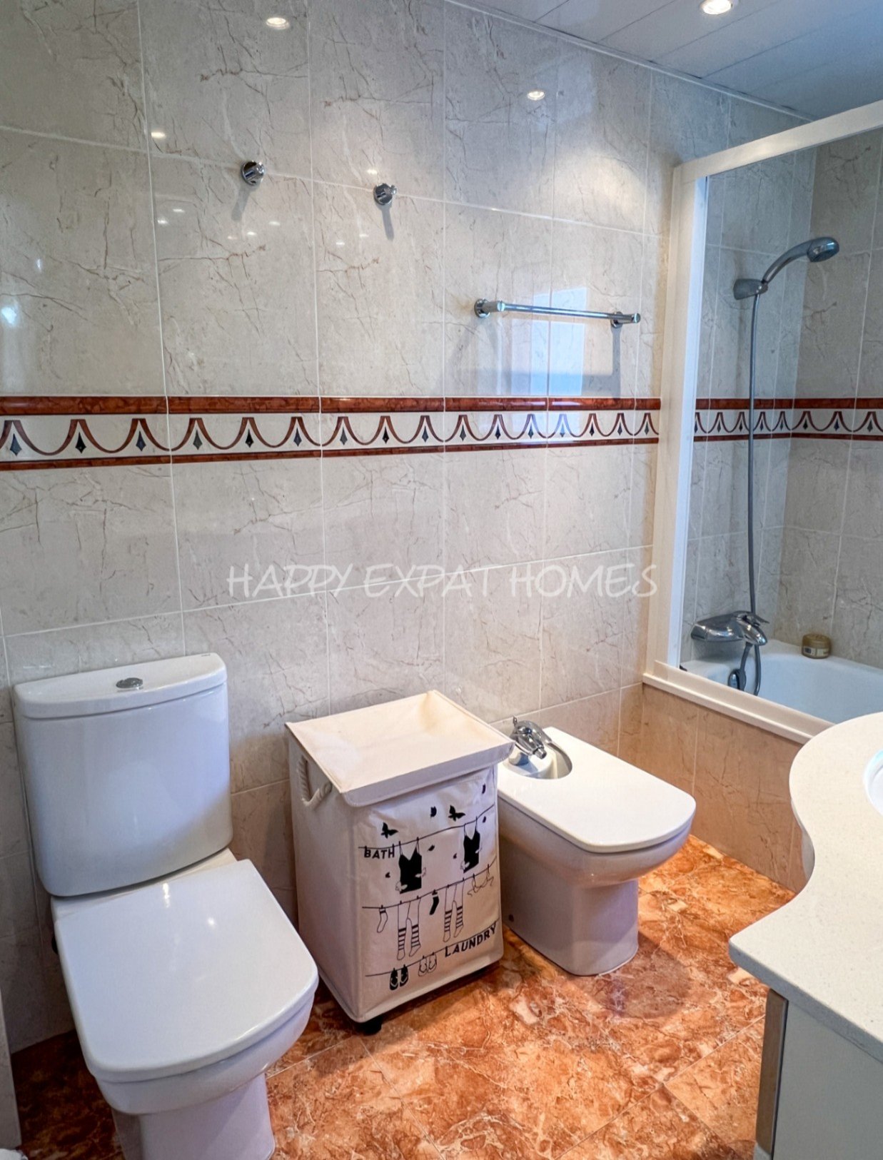 Wohnung zu verkaufen in Sitges – Aiguadolç
Jeder, der zum ersten Mal hereinkommt, ist sprachlos von den atemberaubenden Ausblicken.
Diese helle und ko