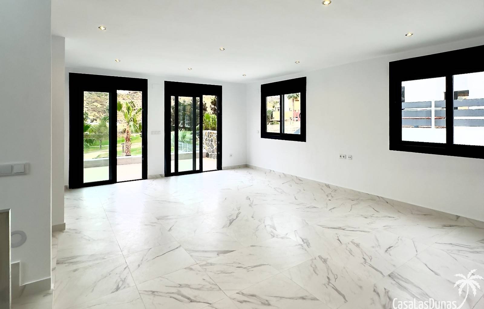 Villa direkt am Golfplatz La Marquesa. Alle Etagen sind mit einem Aufzug erreichbar! Sie verfügt über vier Schlafzimmer und vier Badezimmer, ein groß