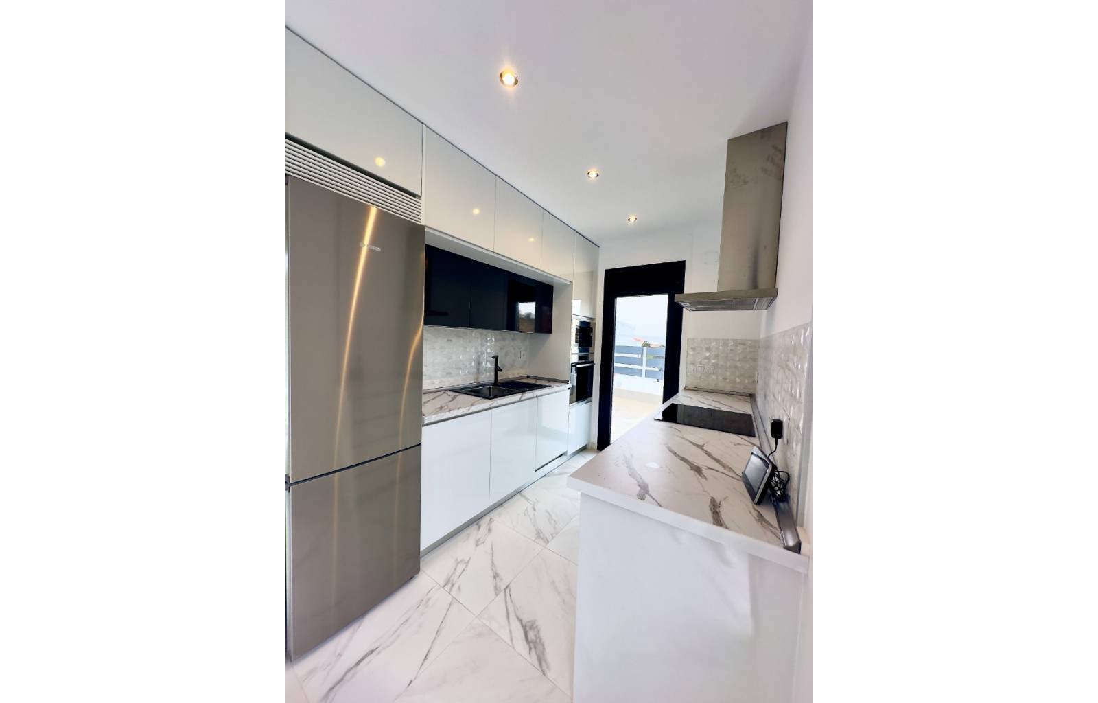 Villa direkt am Golfplatz La Marquesa. Alle Etagen sind mit einem Aufzug erreichbar! Sie verfügt über vier Schlafzimmer und vier Badezimmer, ein groß