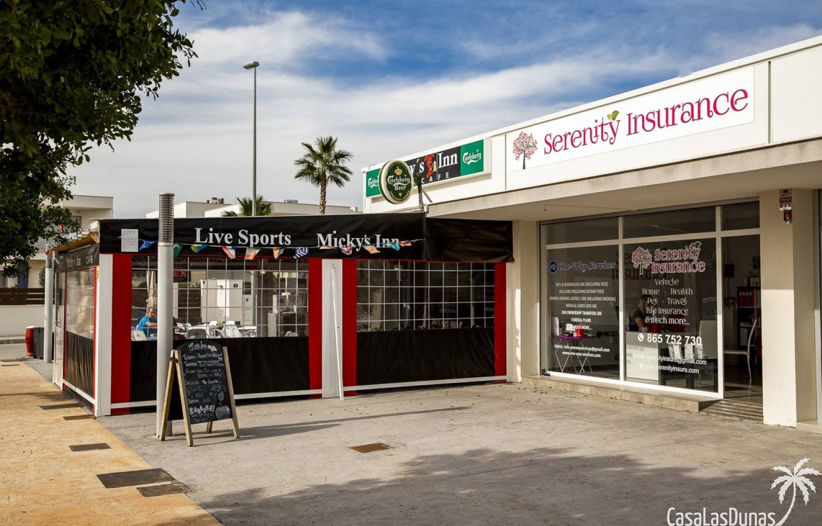 Diese elegante, moderne einstöckige Villa strahlt Ruhe und Luxus aus. Das Haus verfügt über einen geräumigen, offenen Wohn- und Essbereich mit großen