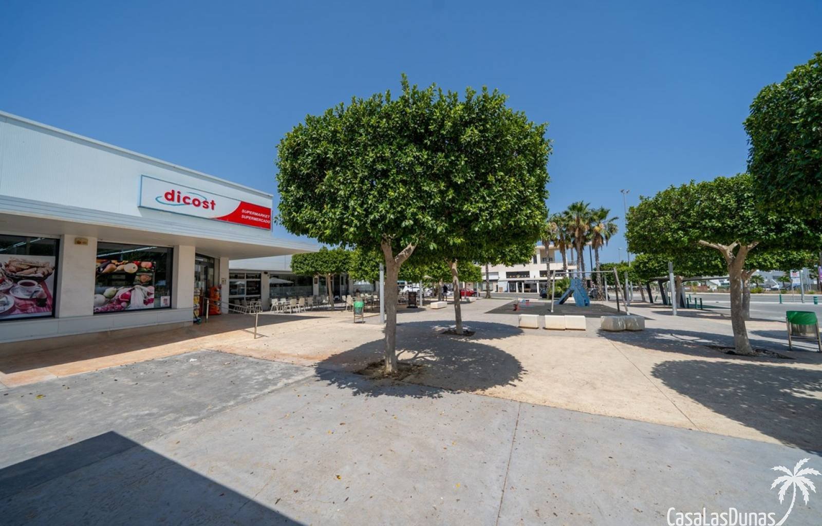 Diese elegante, moderne einstöckige Villa strahlt Ruhe und Luxus aus. Das Haus verfügt über einen geräumigen, offenen Wohn- und Essbereich mit großen