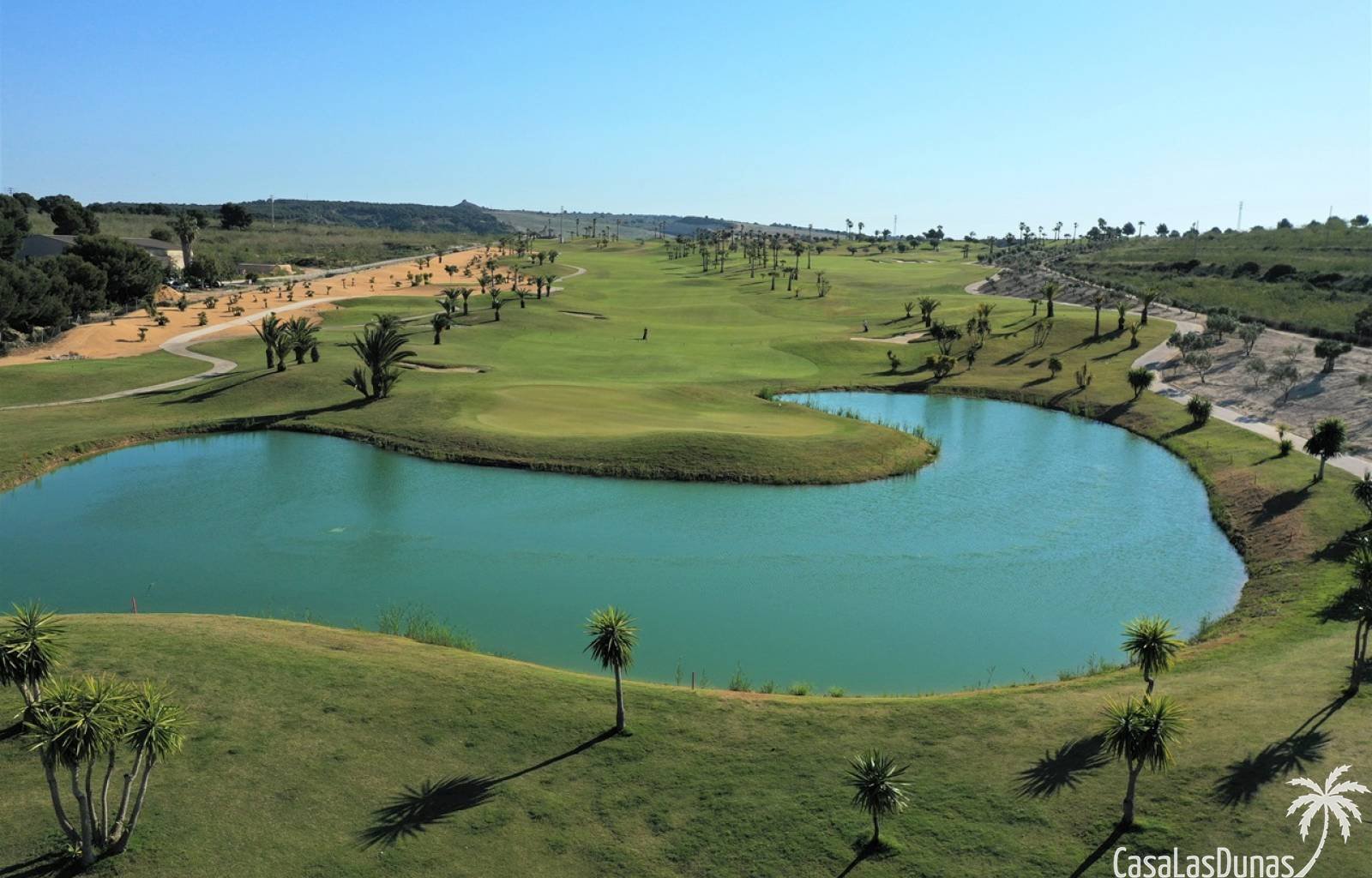 Diese elegante, moderne einstöckige Villa strahlt Ruhe und Luxus aus. Das Haus verfügt über einen geräumigen, offenen Wohn- und Essbereich mit großen