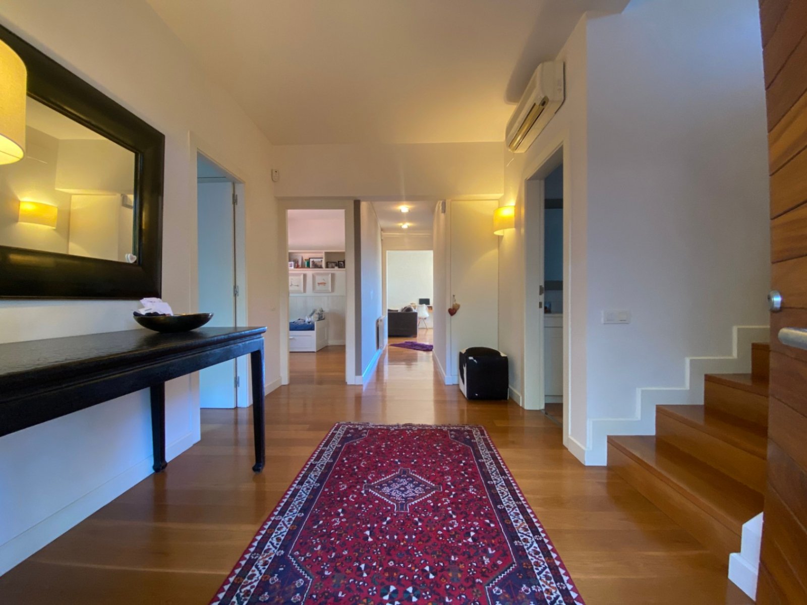 Gelegen in der exklusiven Wohngegend Montmar in Castelldefels, bietet dieses beeindruckende Einfamilienhaus einen herrlichen Blick auf das Mittelmeer