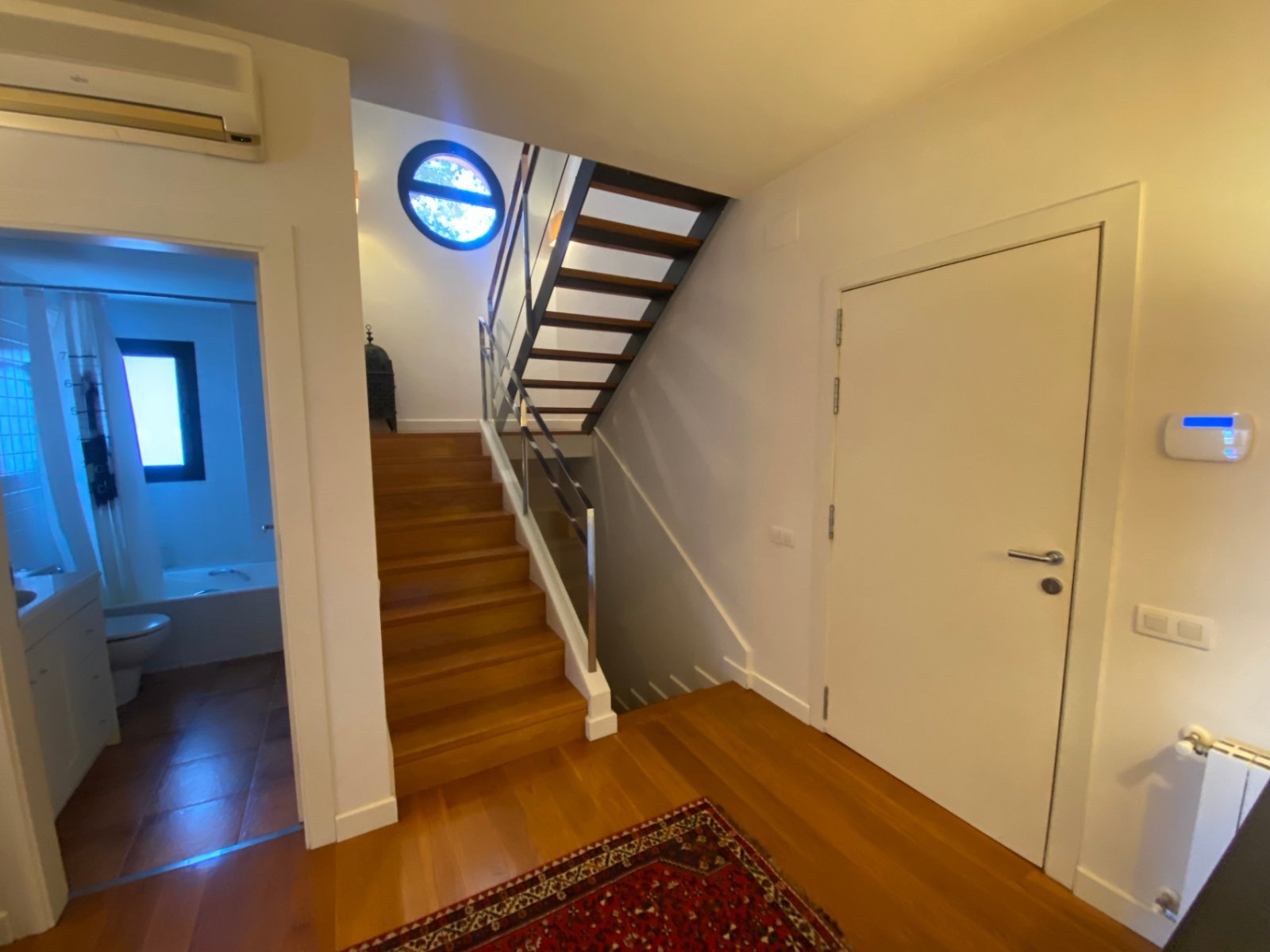 Gelegen in der exklusiven Wohngegend Montmar in Castelldefels, bietet dieses beeindruckende Einfamilienhaus einen herrlichen Blick auf das Mittelmeer