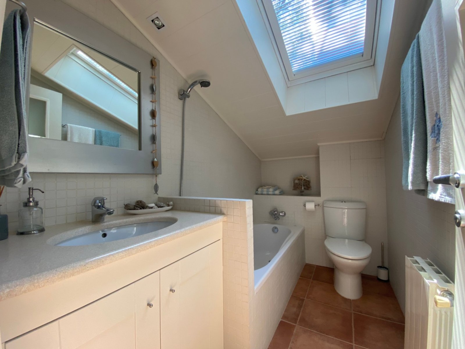 Gelegen in der exklusiven Wohngegend Montmar in Castelldefels, bietet dieses beeindruckende Einfamilienhaus einen herrlichen Blick auf das Mittelmeer