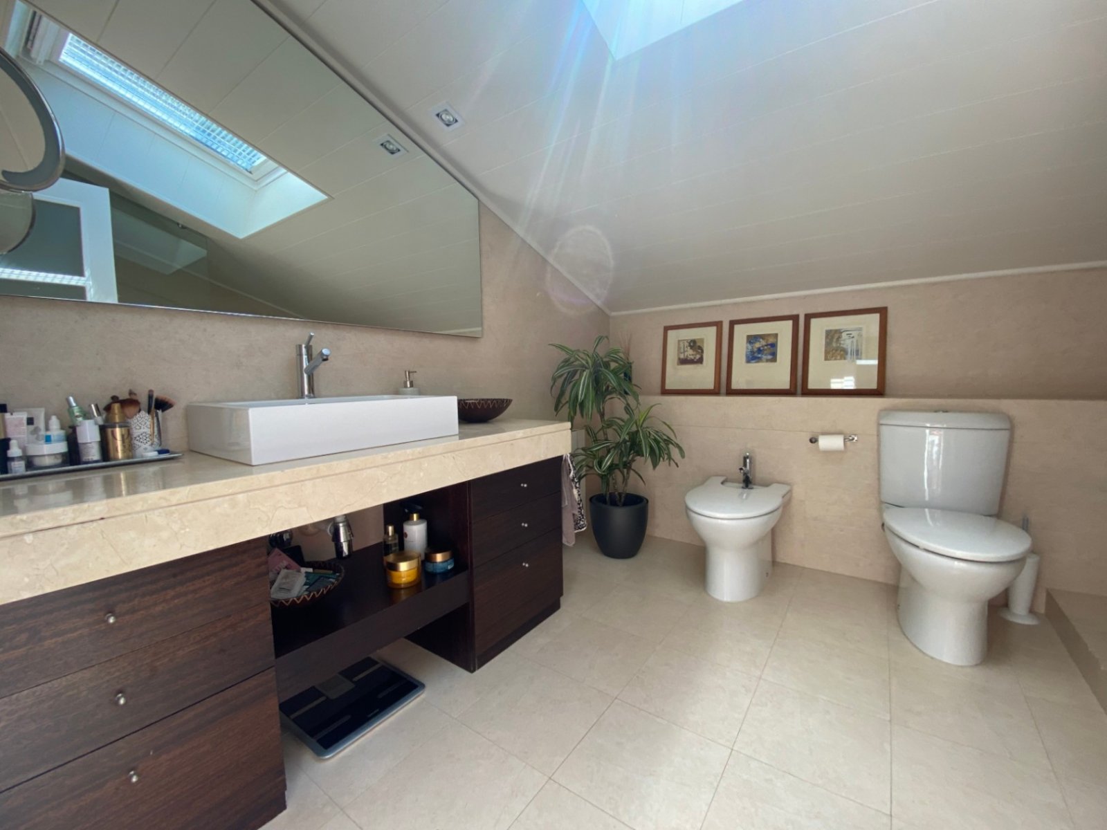 Gelegen in der exklusiven Wohngegend Montmar in Castelldefels, bietet dieses beeindruckende Einfamilienhaus einen herrlichen Blick auf das Mittelmeer