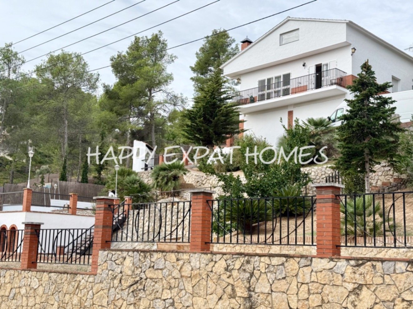 Eingebettet in den ruhigen Hügeln von Olivella, bietet diese schöne Villa die perfekte Kombination aus Ruhe, Raum und mediterranem Charme. Das Anwesen