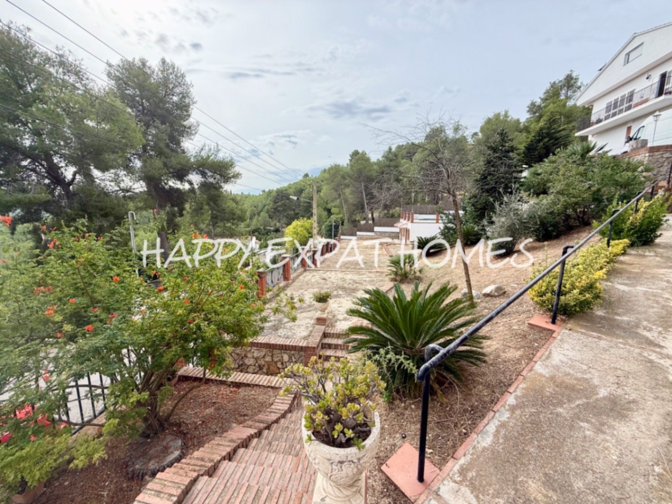 Eingebettet in den ruhigen Hügeln von Olivella, bietet diese schöne Villa die perfekte Kombination aus Ruhe, Raum und mediterranem Charme. Das Anwesen