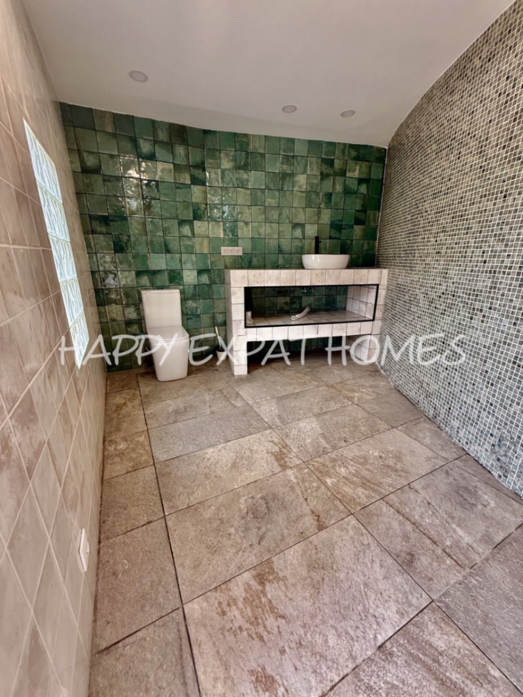 Eingebettet in den ruhigen Hügeln von Olivella, bietet diese schöne Villa die perfekte Kombination aus Ruhe, Raum und mediterranem Charme. Das Anwesen