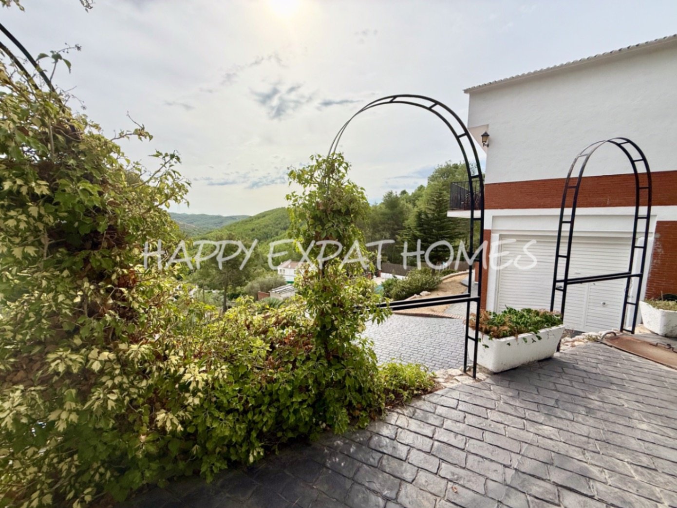 Eingebettet in den ruhigen Hügeln von Olivella, bietet diese schöne Villa die perfekte Kombination aus Ruhe, Raum und mediterranem Charme. Das Anwesen