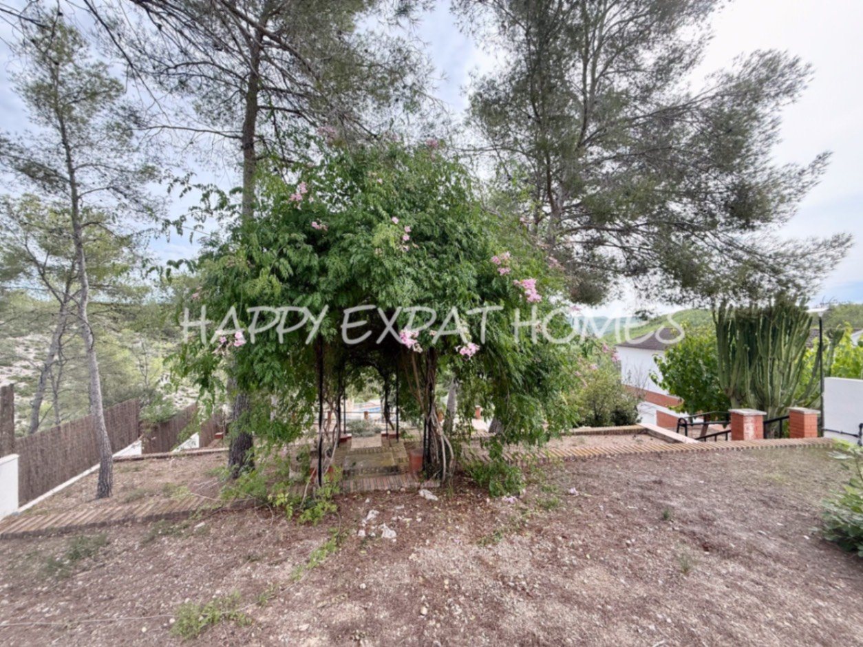 Eingebettet in den ruhigen Hügeln von Olivella, bietet diese schöne Villa die perfekte Kombination aus Ruhe, Raum und mediterranem Charme. Das Anwesen