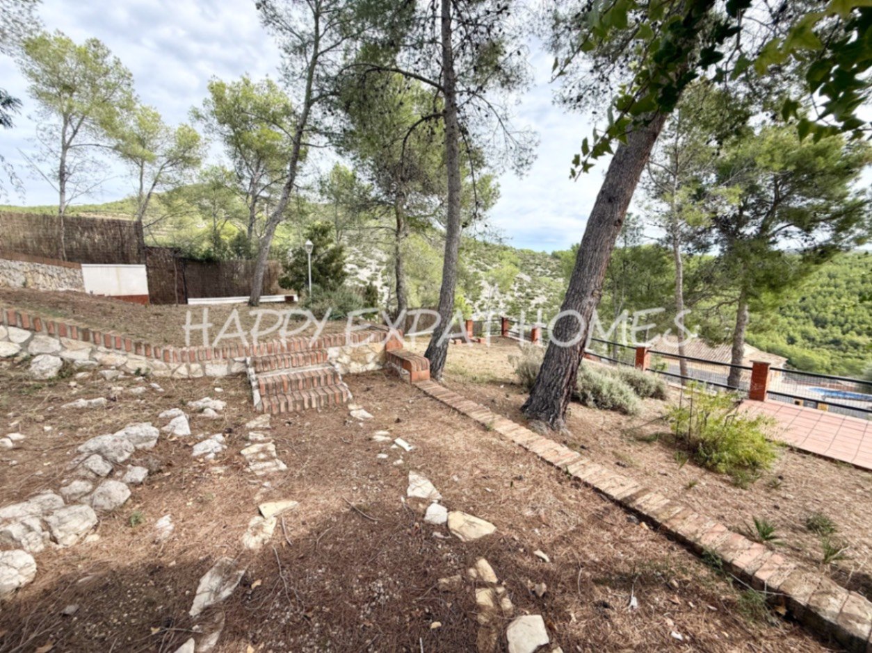 Eingebettet in den ruhigen Hügeln von Olivella, bietet diese schöne Villa die perfekte Kombination aus Ruhe, Raum und mediterranem Charme. Das Anwesen