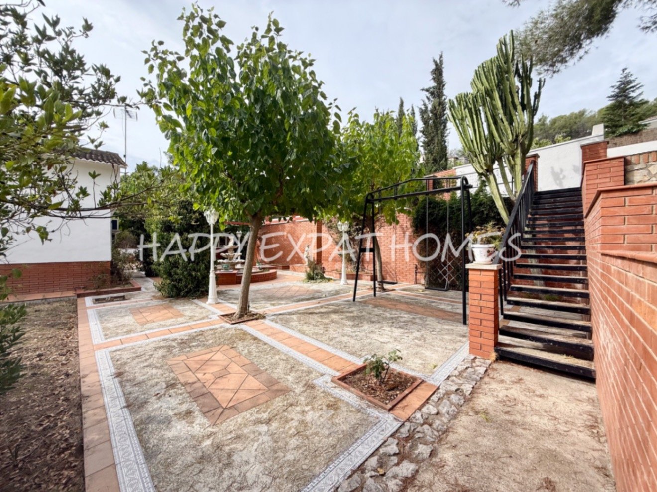 Eingebettet in den ruhigen Hügeln von Olivella, bietet diese schöne Villa die perfekte Kombination aus Ruhe, Raum und mediterranem Charme. Das Anwesen