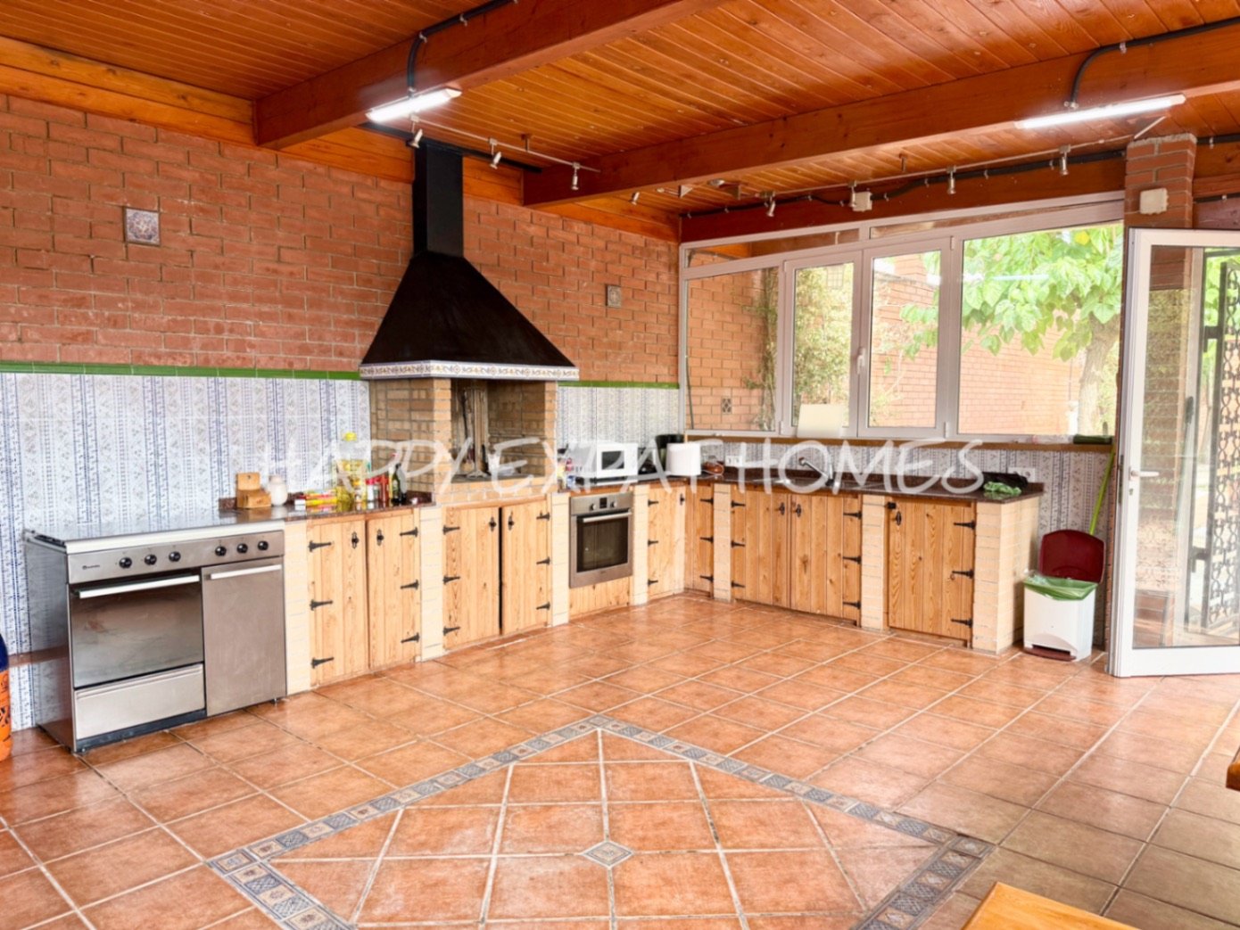 Eingebettet in den ruhigen Hügeln von Olivella, bietet diese schöne Villa die perfekte Kombination aus Ruhe, Raum und mediterranem Charme. Das Anwesen