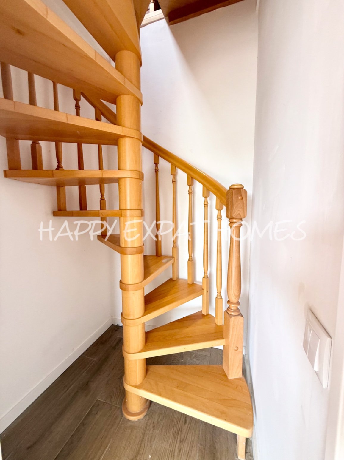 Eingebettet in den ruhigen Hügeln von Olivella, bietet diese schöne Villa die perfekte Kombination aus Ruhe, Raum und mediterranem Charme. Das Anwesen