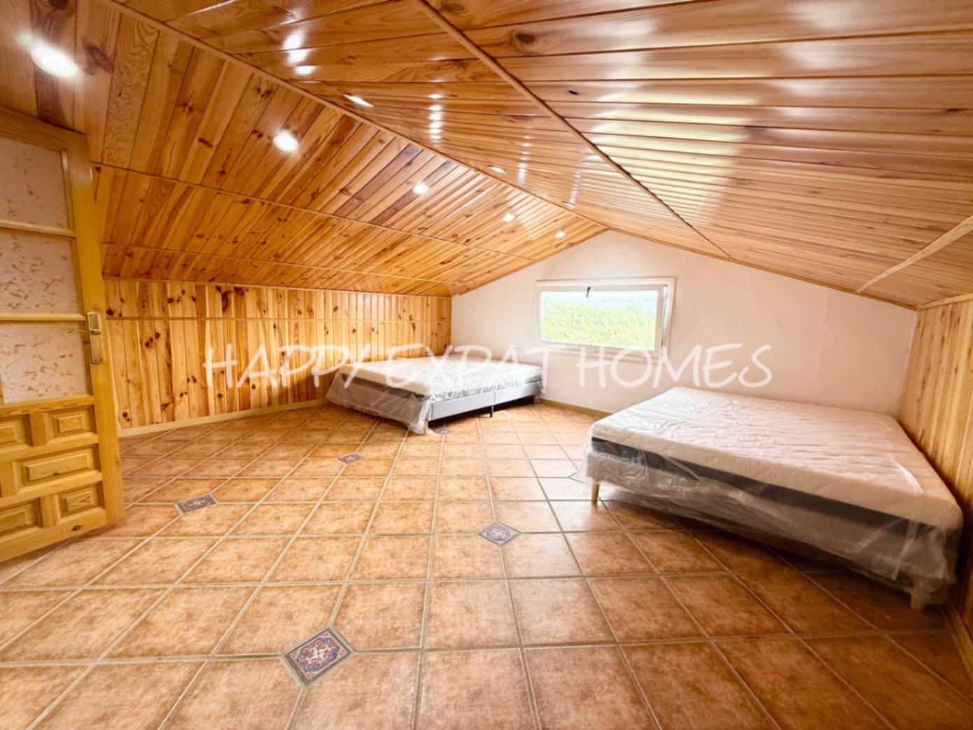 Eingebettet in den ruhigen Hügeln von Olivella, bietet diese schöne Villa die perfekte Kombination aus Ruhe, Raum und mediterranem Charme. Das Anwesen