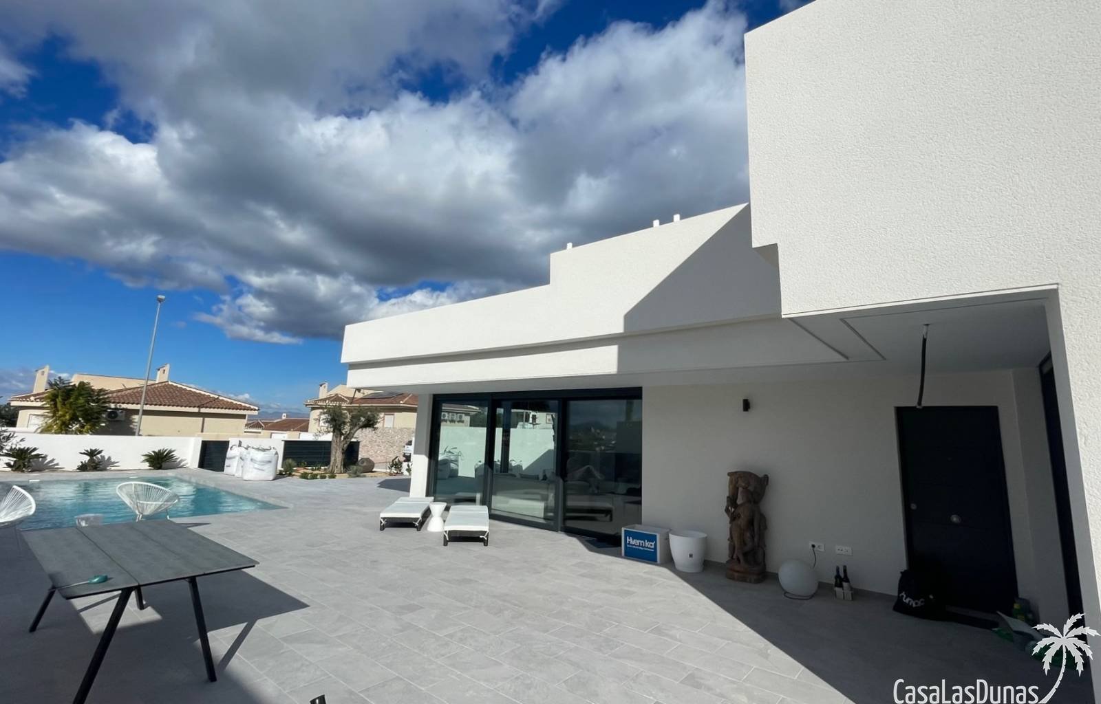 Diese Luxusvillen werden in Benijofar gebaut. Die Fotos zeigen eine Reihe von Optionen, daher kann Ihre Wahl leicht abweichen.
Die Häuser verfügen ü