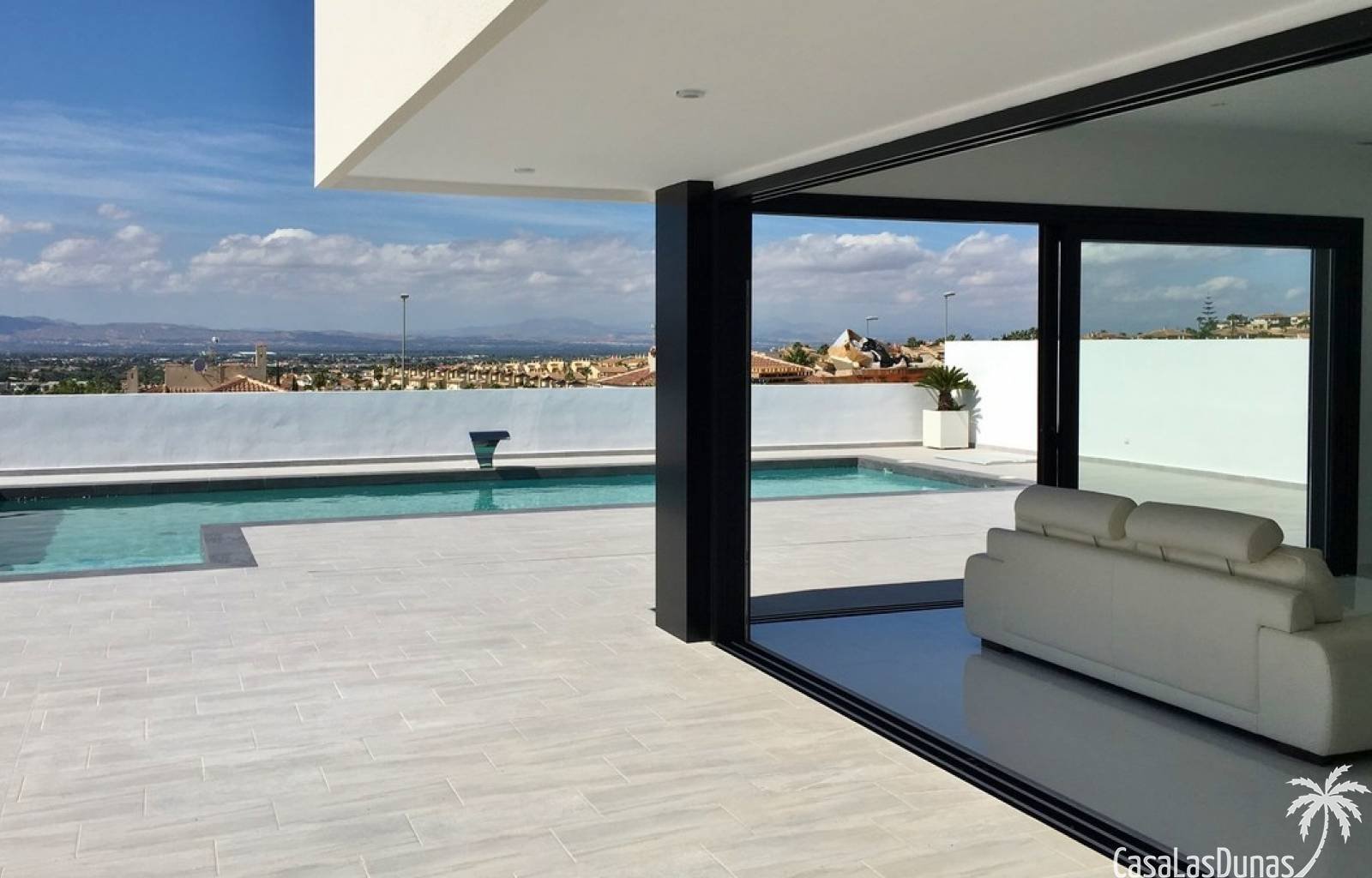 Diese Luxusvillen werden in Benijofar gebaut. Die Fotos zeigen eine Reihe von Optionen, daher kann Ihre Wahl leicht abweichen.
Die Häuser verfügen ü