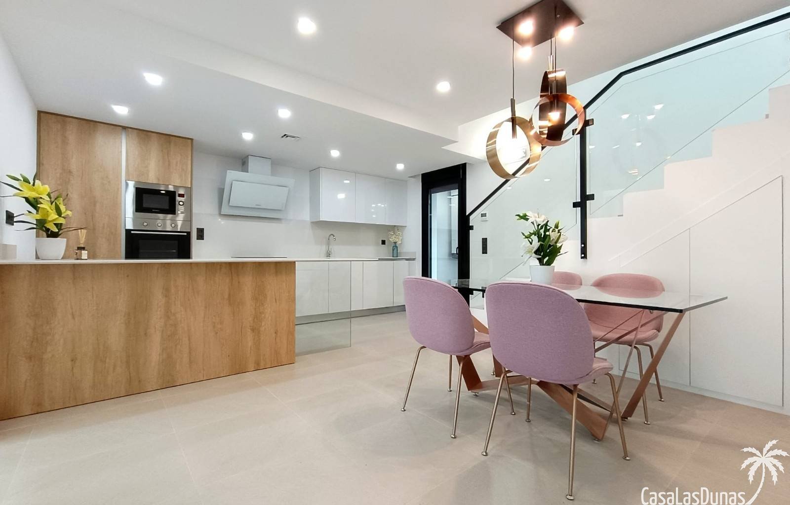 Dieses Projekt wird derzeit in der beliebten Stadt Benijofar gebaut. Die erste Phase umfasst sechs Doppelhaushälften mit 3 Schlafzimmern und 3 Bädern