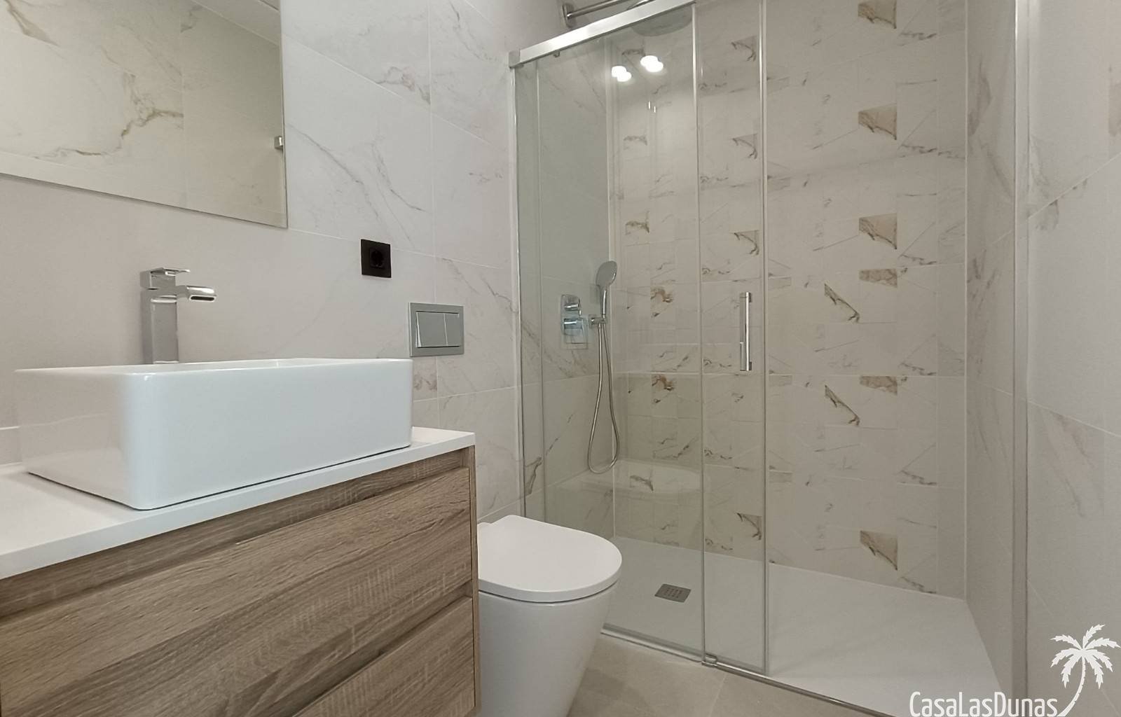 Dieses Projekt wird derzeit in der beliebten Stadt Benijofar gebaut. Die erste Phase umfasst sechs Doppelhaushälften mit 3 Schlafzimmern und 3 Bädern