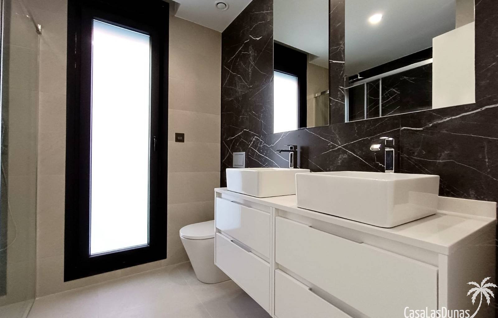 Dieses Projekt wird derzeit in der beliebten Stadt Benijofar gebaut. Die erste Phase umfasst sechs Doppelhaushälften mit 3 Schlafzimmern und 3 Bädern