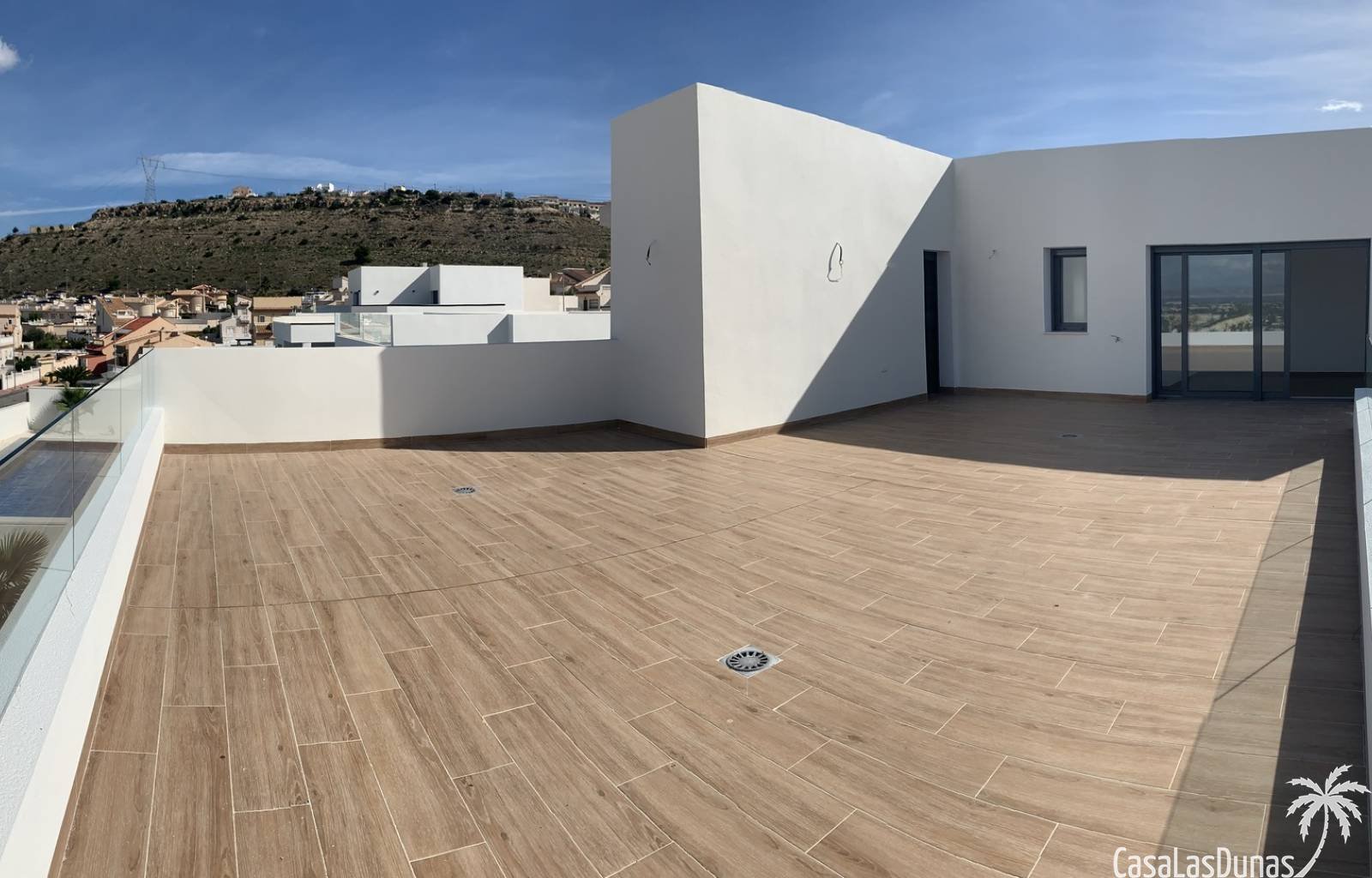 Diese Luxusvillen werden in Benijofar gebaut. Die Fotos zeigen eine Reihe von Optionen, daher kann Ihre Wahl leicht abweichen.
Die Häuser verfügen ü