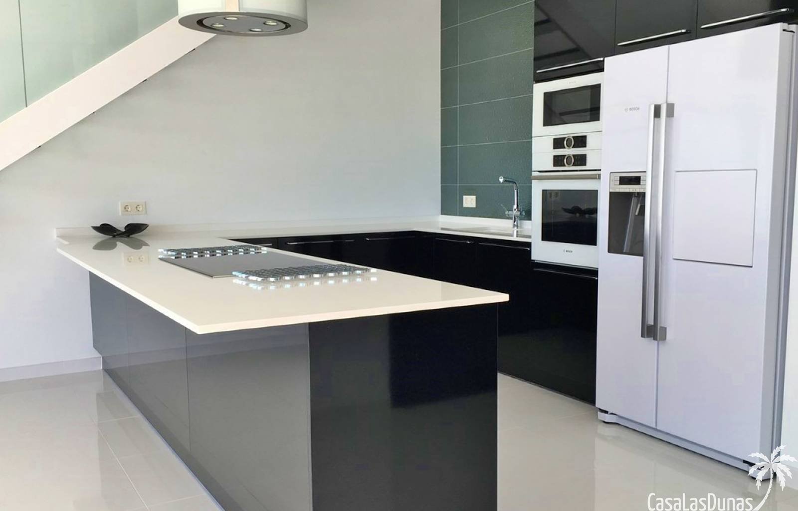 Diese Luxusvillen werden in Benijofar gebaut. Die Fotos zeigen eine Reihe von Optionen, daher kann Ihre Wahl leicht abweichen.
Die Häuser verfügen ü