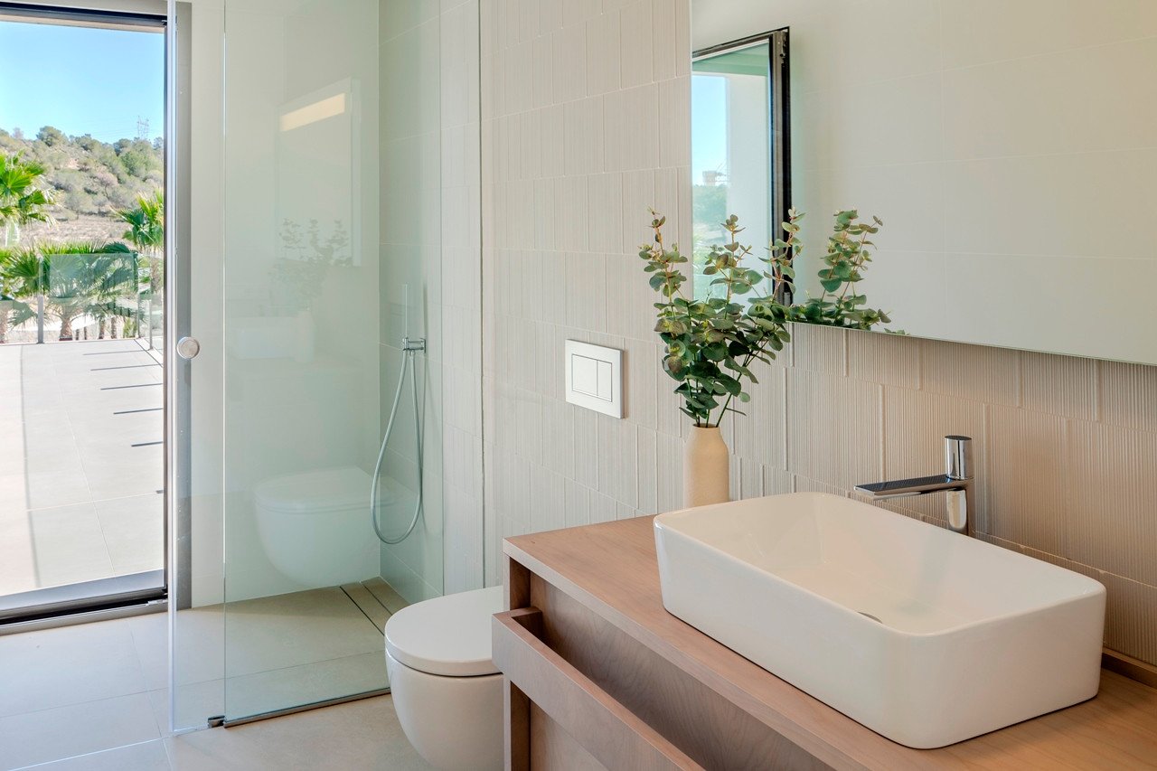  Die außergewöhnliche, 150 m² große, komplett möblierte Luxusvilla „Key Ready” befindet sich auf einem großzügigen 699 m² großen Grundstück im renommi