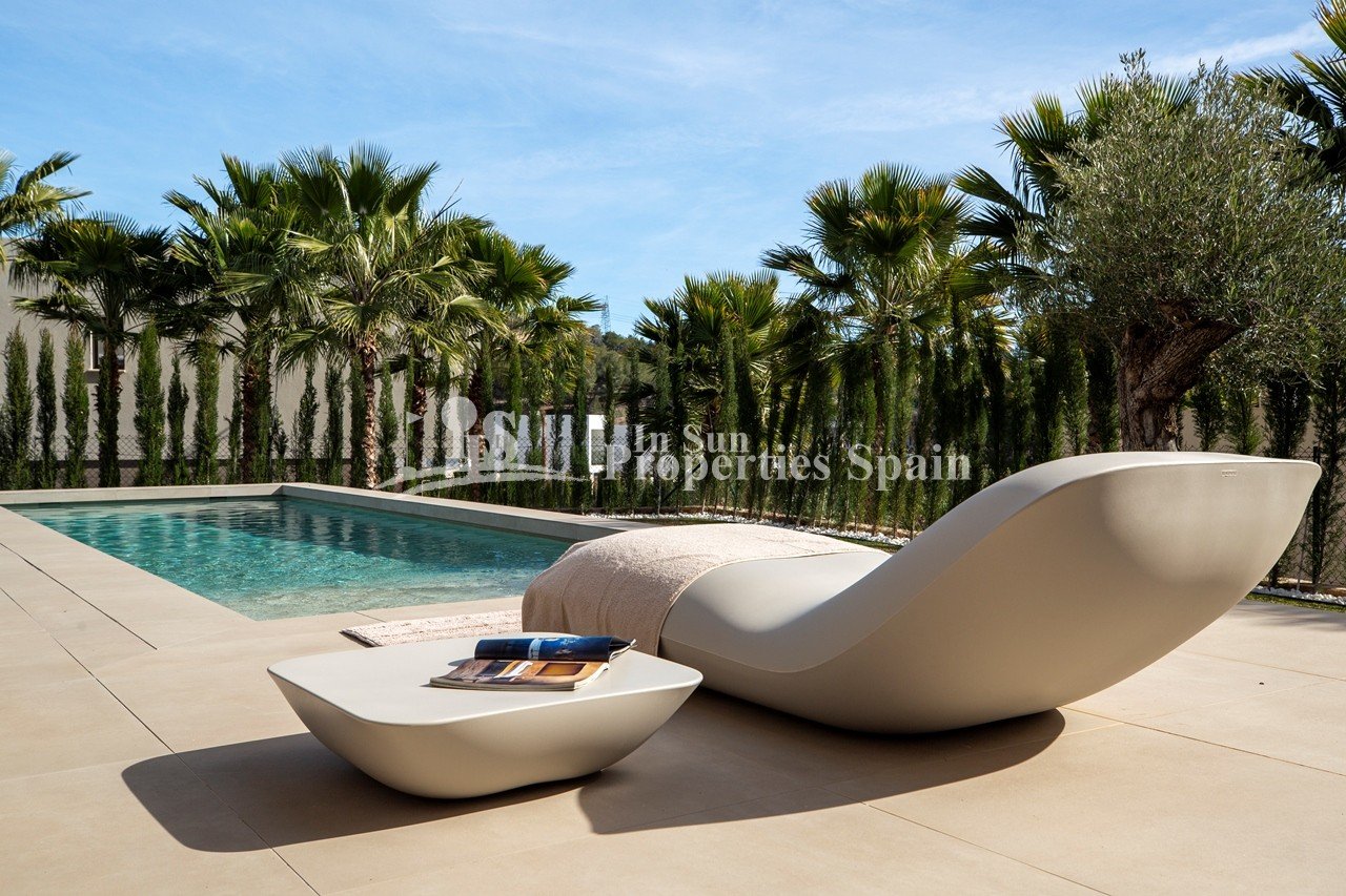  Die außergewöhnliche, 150 m² große, komplett möblierte Luxusvilla „Key Ready” befindet sich auf einem großzügigen 699 m² großen Grundstück im renommi