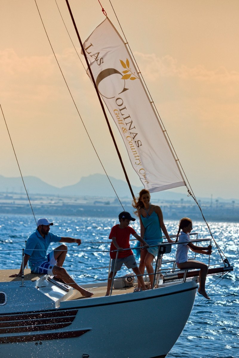  Die außergewöhnliche, 150 m² große, komplett möblierte Luxusvilla „Key Ready” befindet sich auf einem großzügigen 699 m² großen Grundstück im renommi