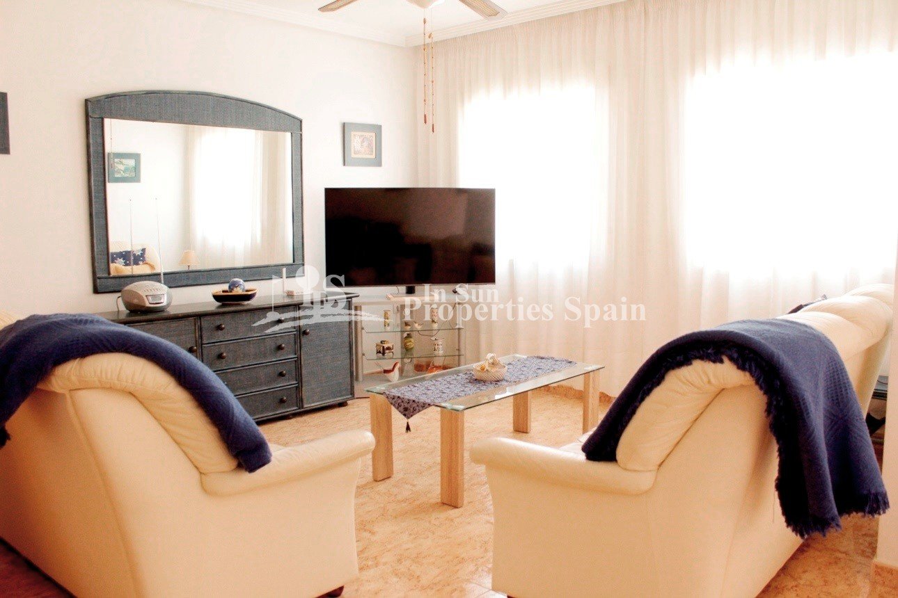  Geräumige Doppelhaushälfte in Los Dolses, Villamartín Golf.&#13;&#13;
Diese beeindruckende 135 m² große Doppelhaushälfte mit drei Schlafzimmern und z