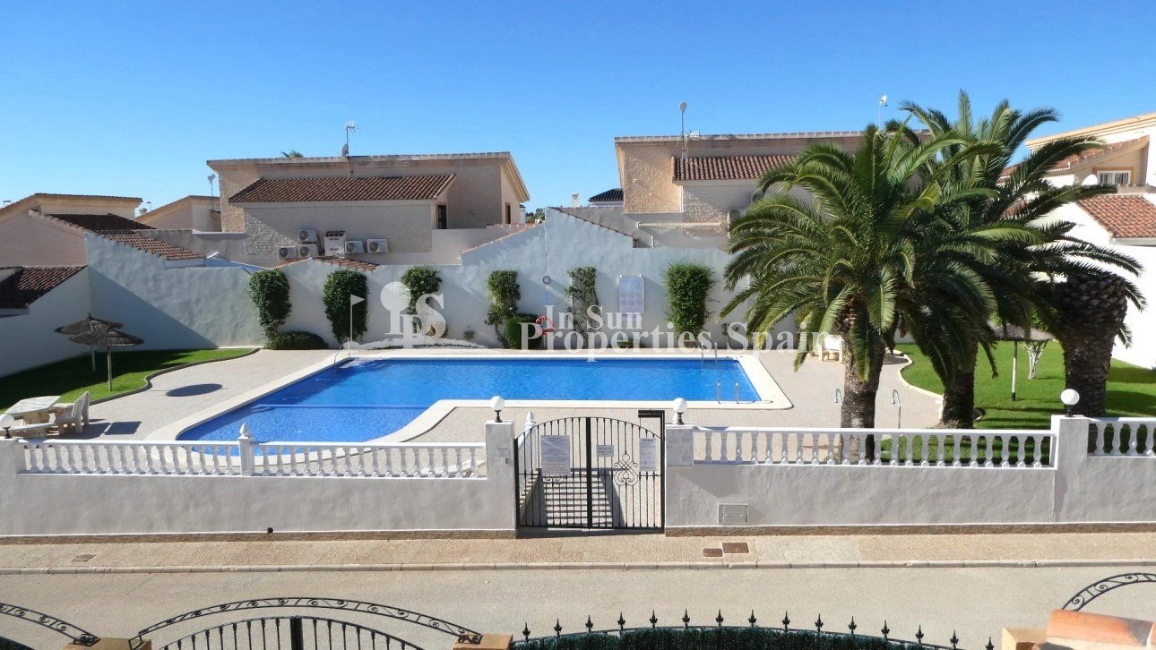  Geräumige Doppelhaushälfte in Los Dolses, Villamartín Golf.&#13;&#13;
Diese beeindruckende 135 m² große Doppelhaushälfte mit drei Schlafzimmern und z