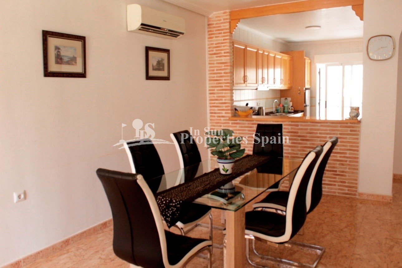  Geräumige Doppelhaushälfte in Los Dolses, Villamartín Golf.&#13;&#13;
Diese beeindruckende 135 m² große Doppelhaushälfte mit drei Schlafzimmern und z