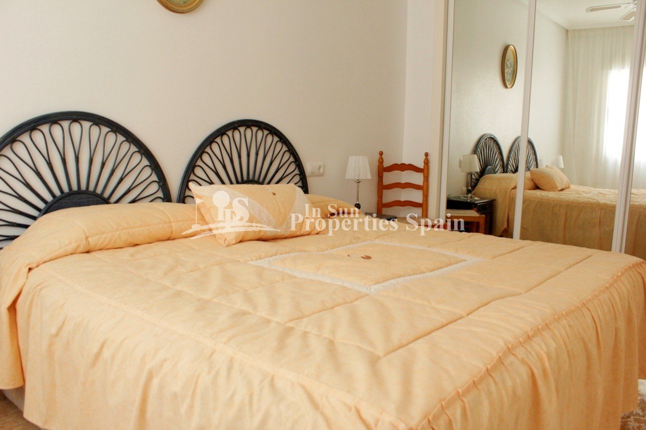  Geräumige Doppelhaushälfte in Los Dolses, Villamartín Golf.&#13;&#13;
Diese beeindruckende 135 m² große Doppelhaushälfte mit drei Schlafzimmern und z