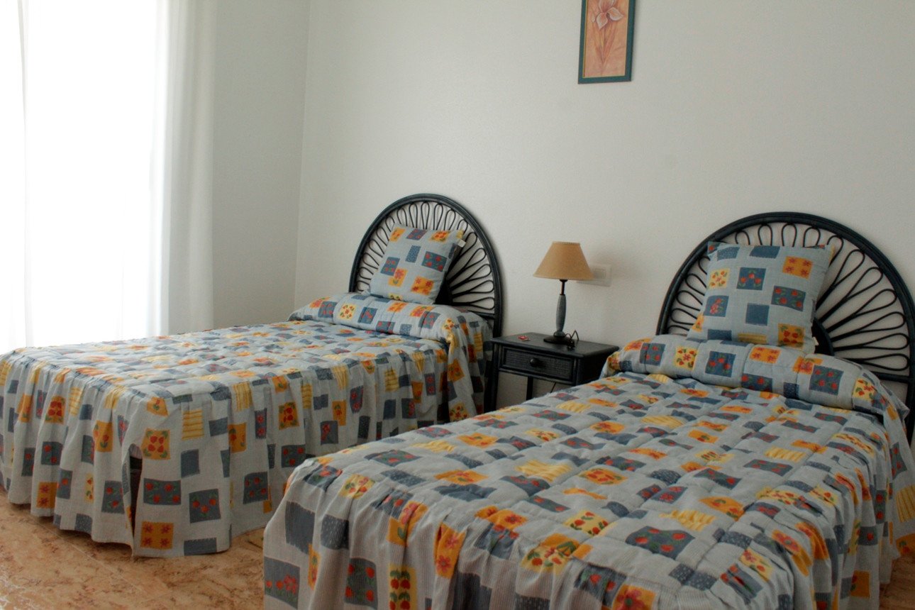  Geräumige Doppelhaushälfte in Los Dolses, Villamartín Golf.&#13;&#13;
Diese beeindruckende 135 m² große Doppelhaushälfte mit drei Schlafzimmern und z