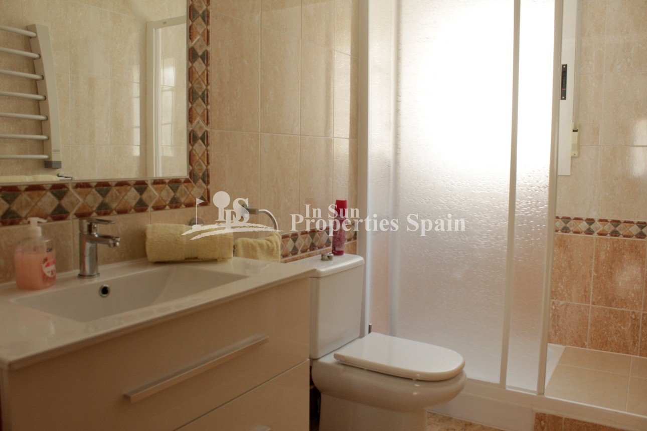  Geräumige Doppelhaushälfte in Los Dolses, Villamartín Golf.&#13;&#13;
Diese beeindruckende 135 m² große Doppelhaushälfte mit drei Schlafzimmern und z