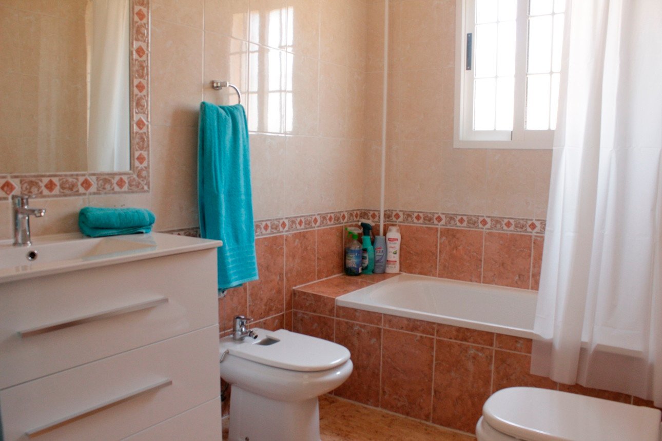  Geräumige Doppelhaushälfte in Los Dolses, Villamartín Golf.&#13;&#13;
Diese beeindruckende 135 m² große Doppelhaushälfte mit drei Schlafzimmern und z