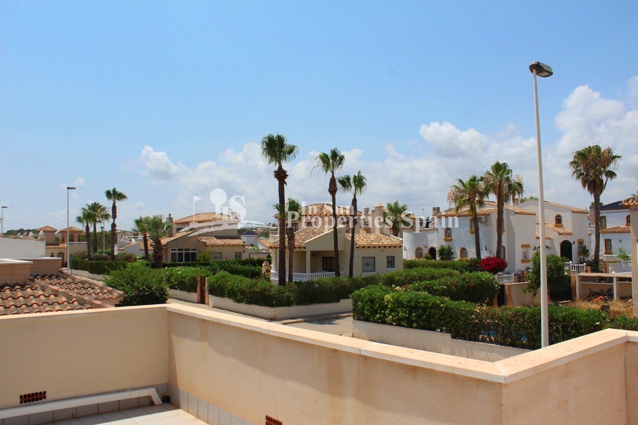  Geräumige Doppelhaushälfte in Los Dolses, Villamartín Golf.&#13;&#13;
Diese beeindruckende 135 m² große Doppelhaushälfte mit drei Schlafzimmern und z