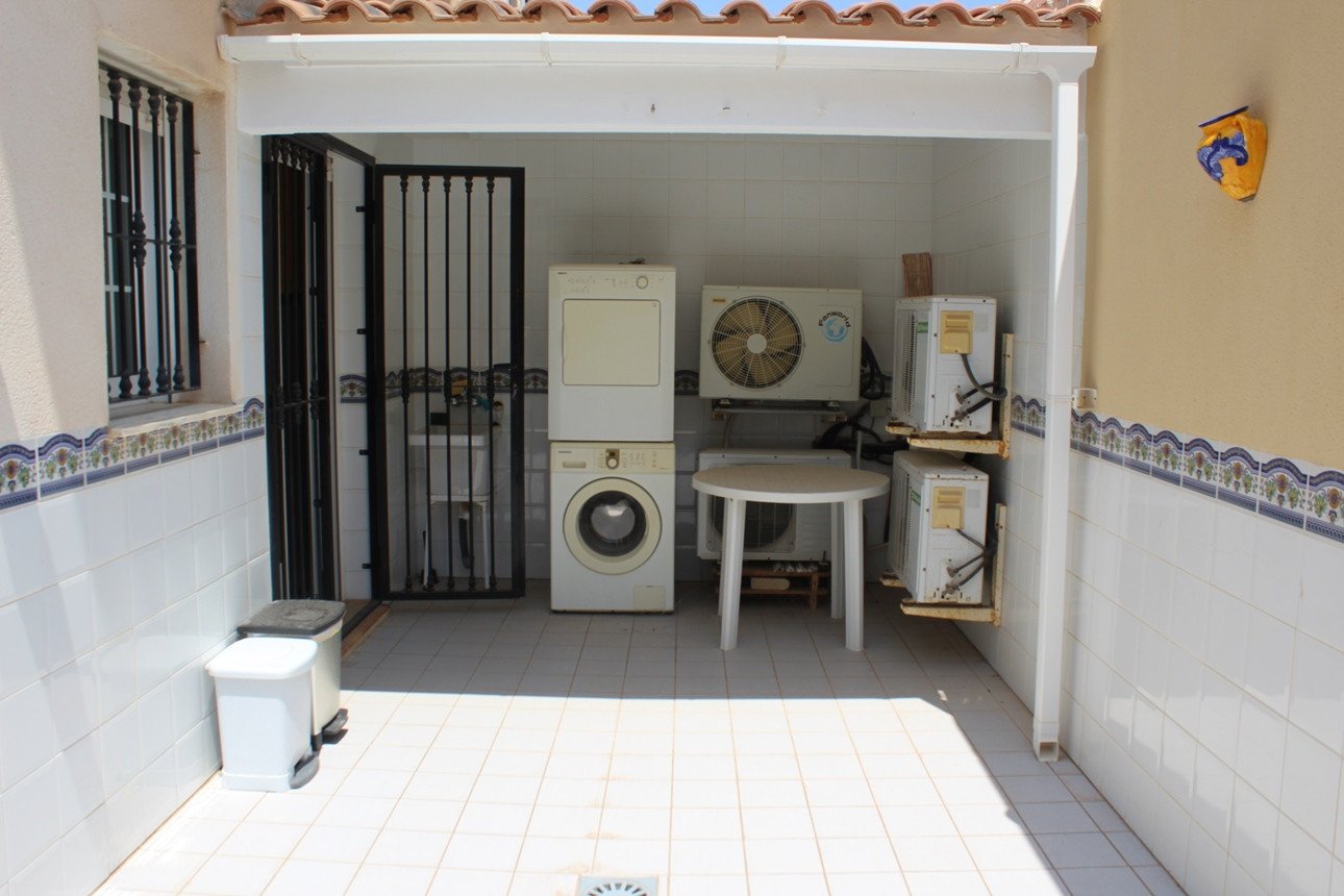  Geräumige Doppelhaushälfte in Los Dolses, Villamartín Golf.&#13;&#13;
Diese beeindruckende 135 m² große Doppelhaushälfte mit drei Schlafzimmern und z